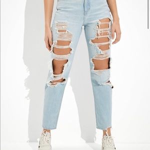 AMERICAN EAGLE RIPPED MOM JEANS